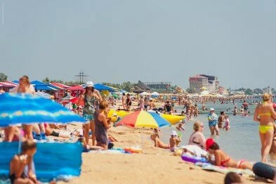 Арендаторов феодосийских пляжей, которые работали без официальных разрешений, оштрафуют на крупные суммы